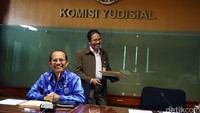 Kabid Rekrutmen Hakim yang juga Komisioner Komisi Yudisial Maradaman Harahap melempar senyuman di sela-sela pengumuman hasil seleksi administrasi calon hakim agung.
