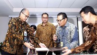 Juliandra Nurtjahjo (kiri) dan Richard Budihadianto (dua dari kanan) menandatangani berita acara serah terima jabatan di Hangar 4 GMF, Bandara Soekarno Hatta, Tanggerang, Rabu (16/4/2016). Komisaris Utama PT GMF Iwan Joeniarto (dua dari kiri) tampak menyaksikan penandatanganan tersebut.
