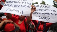 Warga ingin berdialog karena merasa penggusuran rumah tinggal mereka malah membuat sengsara.