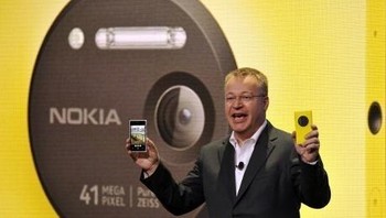 Nokia tidak memakai Android: Nokia di bawah kepemimpinan Stephen Elop lebih memilih menggunakan Windows Phone daripada Android yang sedang naik daun. Akibatnya Nokia tumbang, dijual pada Microsoft, ditutup juga oleh Microsoft dan kini sedang berusaha bangkit melalui HMD Global. Foto: Getty Images