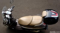 Saat duduk di bangku penumpang, berkat bangku panjang dan lebar yang disajikan, skuter ini sangat nyaman dan asyik. Bahkan rasa pegal yang kerap dirasakan para penumpang tidak terasa dirasakan saat duduk di bangku penumpang.