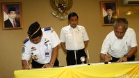 Dirjen Perkeretaapian Hermanto Dwiatmoko (kiri) dan Direktur Utama PT Kereta Cepat Jakarta Bandung (KCIC) Hanggoro Budi Wiryawan (kanan) menandatangani  perjanjian penyelenggaraan prasarana perkeretaapian umum atau perjanjian konsesi untuk proyek kereta cepat Jakarta-Bandung sepanjang 142 km.