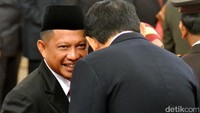 Ahok menghampiri Tito untuk memberikan ucapan selamat. Keduanya tampak bersalaman dan cipika-cipiki.