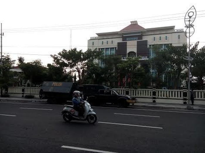 Polisi Berjaga di Kantor Kejati Jatim