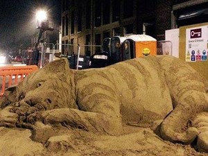 Patung Pasir Kucing Gemuk di London Kritik Pemerintah