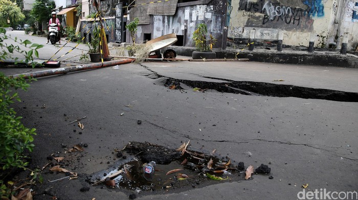 Jalan Inspeksi di Palmerah Ditutup karena Ambles
