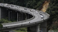 Rombongan Datsun Risers Expedition Pekanbaru-Padang tiba di Kelok 9, Kabupaten Limapuluh Kota, Sumatra Barat.