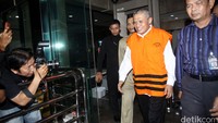 Bupati Bener Meriah, Ruslan Abdul Gani keluar dengan mengenakan rompi warna oranye khas tahanan KPK.