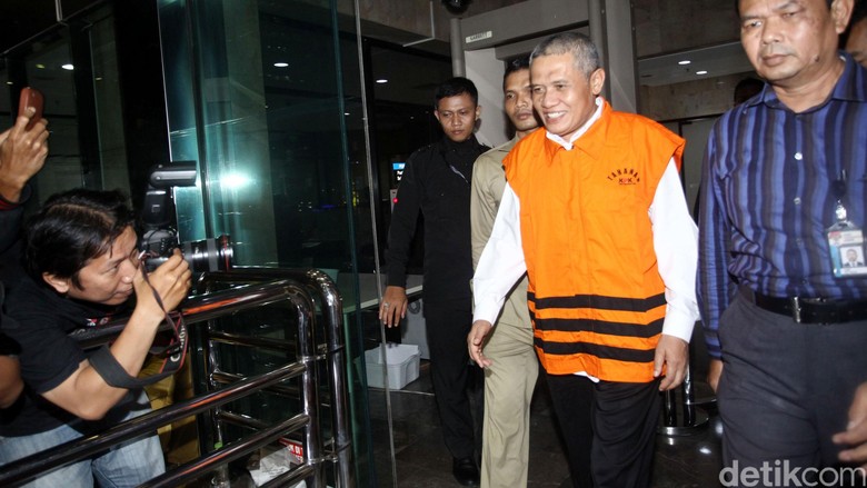 KPK Resmi Tahan Bupati Bener Meriah Terkait Suap Dermaga Sabang KPK Resmi Tahan Bupati Bener Meriah Terkait Suap Dermaga Sabang
