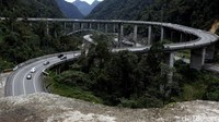 Rombongan berkesempatan berhenti sejenak sambil menikmati view Kelok 9, yang menjadi ikon bagi daerah Kabupaten Limapuluh Kota, Sumbar.