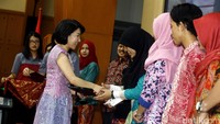 Direktur CIMB Niaga Vera Handajani menyalami penerima beasiswa unggulan CIMB Niaga.