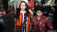 Selain itu, penyidik KPK juga menjadwalkan pemeriksaan terhadap kolega Damayanti, Julia Prasetyarini. Pemeriksaan Julia sebagai saksi untuk Damayanti.