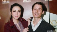 Velove berperan sebagai Itje seorang gadis Sunda yang direstui menikah dengan seorang pria asal Prancis bernama Clement (Nino Fernandez) yang ia panggil Emen. Pool/Gus Mun/detikFoto.