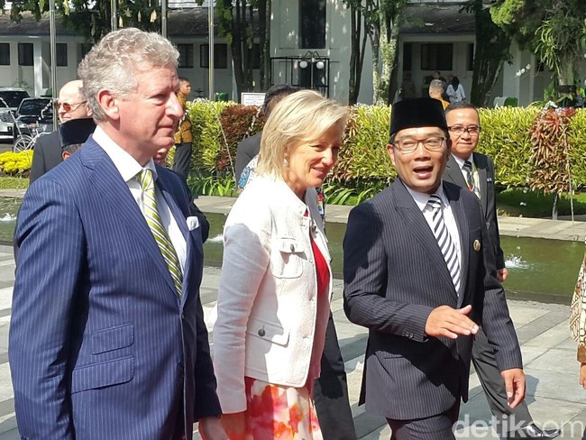 Saat setelan hitam terasa membosankan, Ridwan menghidupkannya lagi dengan dasi bermotif. Seperti yang ia pakai saat bertemu Putri Astrid dari Belgia. (Foto: Avitia Nurmatari)