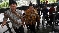 Fathan yang mengenakan batik berwarna coklat nampak bergegas masuk ke Gedung KPK. 