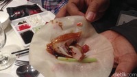 Selain daging, ada juga jeroan yang sudah ditata dan dipotong dengan apik. Ada hati, ampela, sampai sayap. Di tengahnya terdapat saus celup untuk campurannya (Radian/detikTravel)