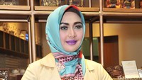 Artis berusia 37 tahun itu juga memakai lensa kontak abu-abu. Pool/Noel/detikFoto.