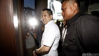 Hary Tanoe memasuki gedung bundar Kejagung.