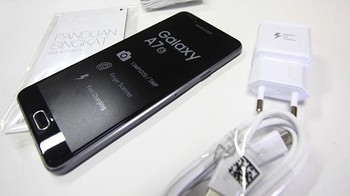 Di bagian charger, terdapat tulisan Adaptive Fast Charging, yang artinya charger Galaxy A7 ini sudah mendukung teknologi pengisian ulang yang cepat. Foto: Irna Prihandini