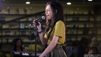 Ini merupakan kali pertama ia menampilkan lagu barunya tersebut.