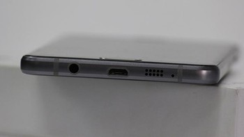 Meski sama-sama mengusung chipset Exynos 7580 seperti yang dipakai di Galaxy A5 dan A6, di Galaxy A7 peningkatan terjadi di besaran RAM, dimana menjadi 3 GB. Foto: Irna Prihandini