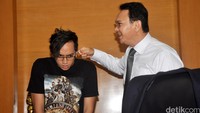 Seperti Ge Pamungkas yang meminta pose nyeleneh dengan Ahok.