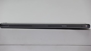 Mengusung lapisan bodi berbahan material kaca dengan bezel metal di pinggirannya, pada bagian belakang Anda akan menemukan kamera utama 13 MP. Sementara kamera depannya 5 MP. Foto: Irna Prihandini