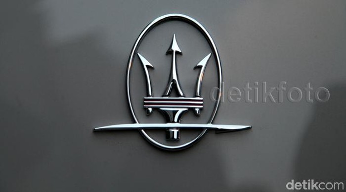 Logo Maserati di Maserati GranTurismo MC Stradale Centennial Edition.