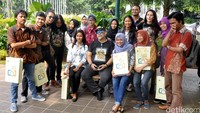 Indro, Arie Kriting, Bintang Timur, dan Hannah Al Rashid berfoto bersama para fans ketika tiba di Balai Kota pada Rabu (16/3/2016). Pool/Ismail/detikFoto.
