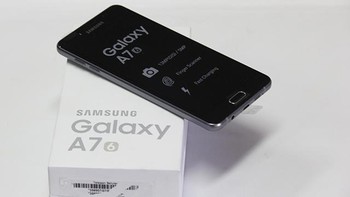 Seperti informasi yang tertera pada bagian belakang kardus, Galaxy A7 ini menjadi satu di antara seri ponsel Samsung lain yang diproduksi di Indonesia, tepatnya di pabrik yang berlokasi di Cikarang, Jawa Barat. Foto: Irna Prihandini