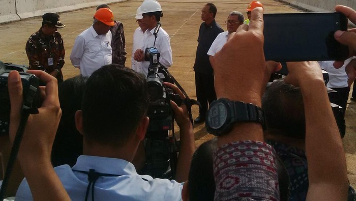 Jokowi Pantau Proyek Tol Cisumdawu