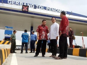 Jokowi Resmikan Tol Sumo, Waduk Nipah hingga Hadiri Gubernur Jatim Mantu