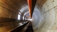 Di dalam, sudah mulai terlihat bentuk terowongan dan stasiun bawah tanah MRT.