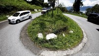 Memasuki kelok 44 rombongan DRE harus melaju dengan kecepatan rendah serta kesigapan mengemudi dengan tantangan tikungan jurang yang sangat dalam, kondisi jalan yang sempit menambah sensasi mengemudi di kelok 44.