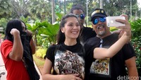 Sebelum masuk ke Balai Kota, para bintang film Comic 8 : Casino King itu tak lupa untuk selfie. Pool/Ismail/detikFoto.