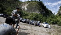 Ngarai Sianok merupakan salah satu objek wisata andalan Bukittinggi, ngarai yang memiliki jurang sedalam 100 meter yang ditengahnya dialiri sungai.