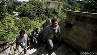Selain menikmati pemandangan dari bawah ngarai, risers juga mencoba meniti 300an anak tangga turun-naik sepanjang 500 meter yang mirip dengan Tembok China untuk sekedar mendapatkan view ngarai dan Gunung Merapi.