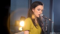 Wanita berdarah Indonesia dan Australia itu menampilkan tiga buah lagu dari album barunya tersebut.