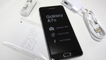 Adapun paket yang ditawarkan termasuk charger, earphone, dan buku panduan beserta kartu garansi. Anda bisa melakukan klaim garansi di gerai Samsung terdekat yang tersebar luas di Indonesia. Foto: Irna Prihandini