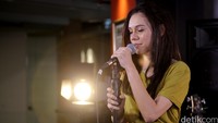 Shae tampil energik membawakan lagu Aku Suka Kamu.