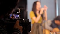 Pelantun Sayang itu juga berbagi cerita usai membawakan sebuah lagu.