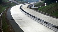 Pembangunan Tol Cisumdawu terbagi dalam enam seksi. Seksi I sepanjang 12,025 km, Seksi II sepanjang 17,05 km, Seksi III sepanjang 3,75 km, Seksi IV sepanjang 8,2 km, Seksi V sepanjang 16,42 km, dan Seksi VI sepanjang 4,23 km.