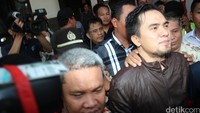 Pedangdut yang akrab disapa Bang Ipul itu kenakan jaket berwarna coklat. Pool/Palevi S/detikFoto.