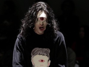 Model Tampil dengan 3 Mata dan 2 Hidung, Inikah Show Paling Menyeramkan?
