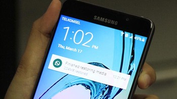 Bodi Galaxy A7 ini terbilang cukup bongsor. Hal ini karena bentang layar yang dipakai mencapai 5,5 inch dengan resoulusi layar full HD (1.920 x 1.080 pixel). Foto: Irna Prihandini
