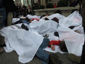 Protes Donald Trump, Demonstran Pura-pura Mati di Depan Trump Tower