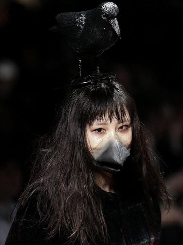 Perhiasan di wajah adalah fitur kunci dengan satu model menyeret dua kantung sampah .