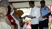 Presiden Joko Widodo memberikan bantuan sosial kepada warga di Kecamatan Tanjung Sari, Sumedang, Jawa Barat, Kamis (17/3/2016).