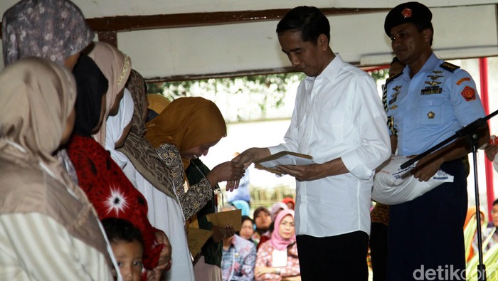 Jokowi Bagikan Bantuan Program Keluarga Harapan di Sumedang