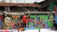 Seniman sedang menyelesaikan mural di RPTRA Pulo Gundul. 